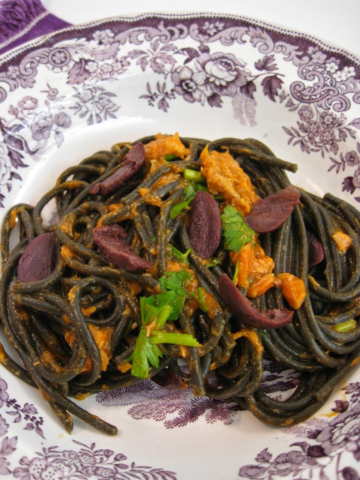 Salada de Massa Nero com Atum e Vegetais | Receitas Saudáveis